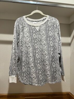 Secret Treasures Gray Snake-Print Long Sleeve Pullover